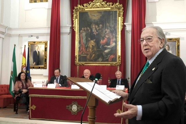 Diego Murillo recibe o título de Colexiado de Honra con Medalla de Ouro do Colexio de Dentistas de Sevilla