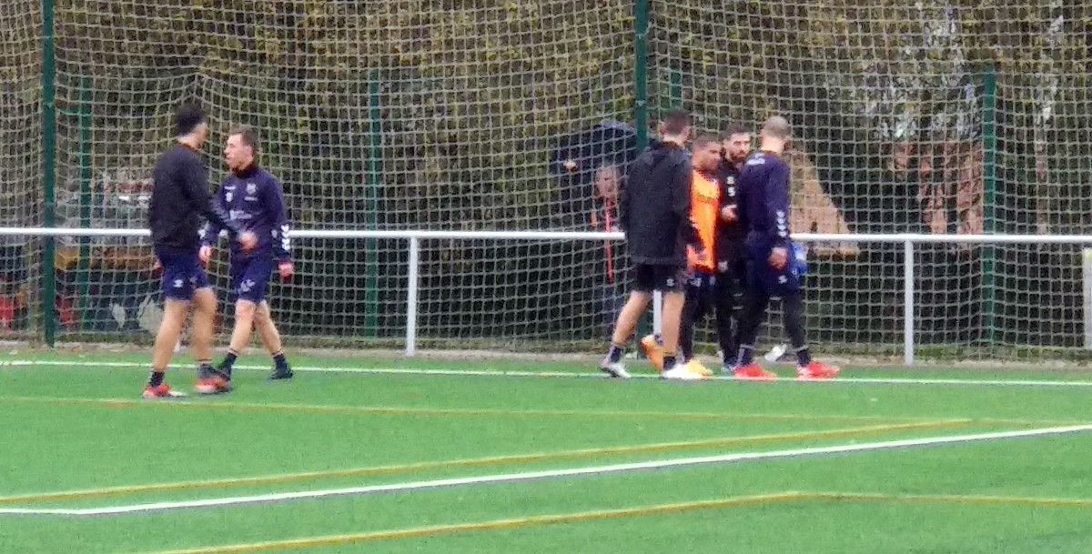 Ángel Bastos retírase do campo da Xunqueira tras lesionarse o seu nocello dereito