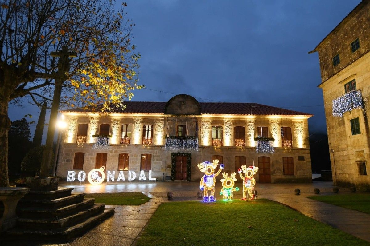 Alumbrado navideño en la Casa do Concello de Poio