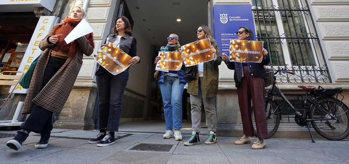 Un grupo de cinco comerciantes entregan 700 firmas en el Concello Un grupo de cinco comerciantes entregan 700 firmas en el Concello