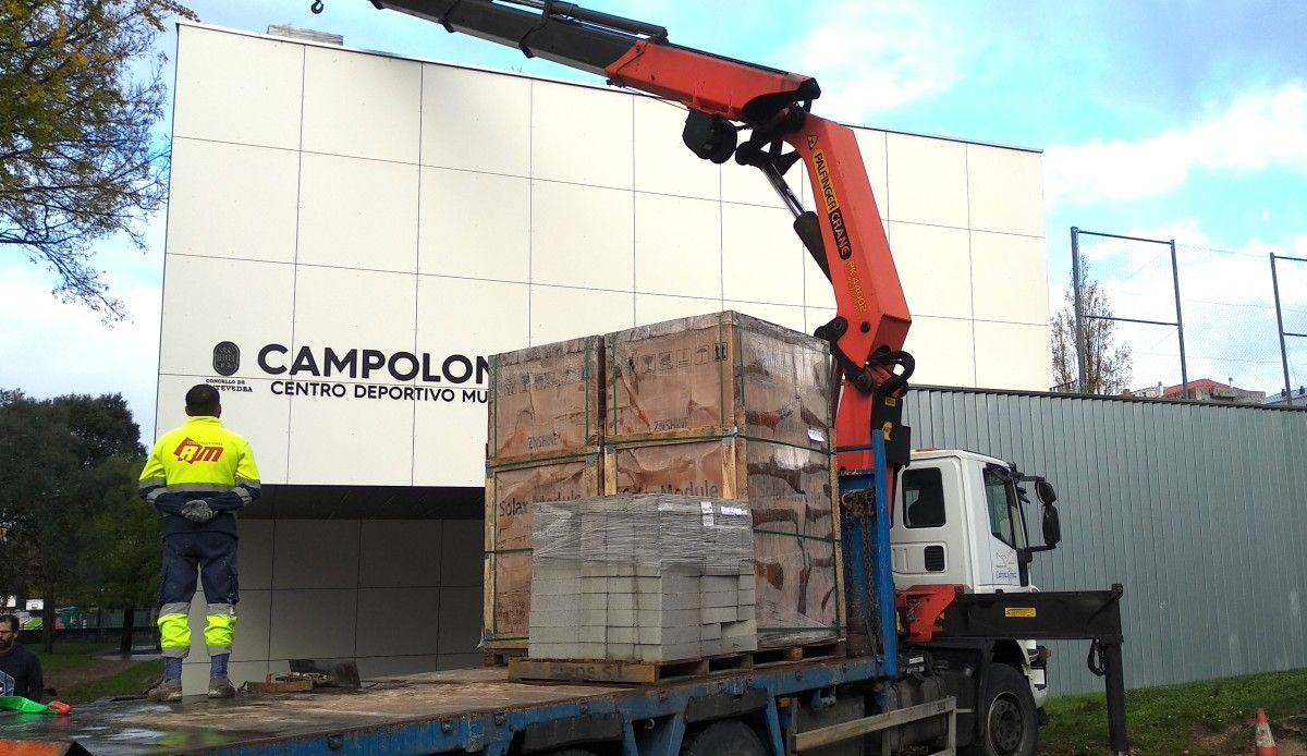 Instalación de placas solares no complexo deportivo municipal de Campolongo