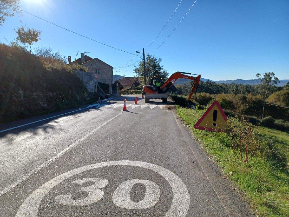 Obras de emergencia en la carretera EP-0407 que une Borela con Ponte Caldelas