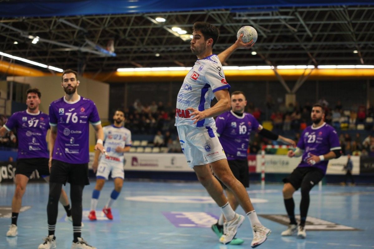 Álex Chan, no partido entre Cisne e Guadalajara