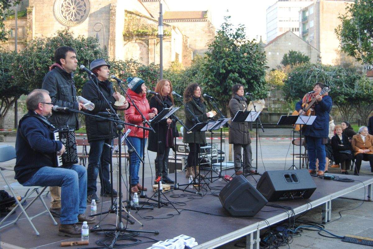 Actuación do grupo Maravallada na praza da Ferrería