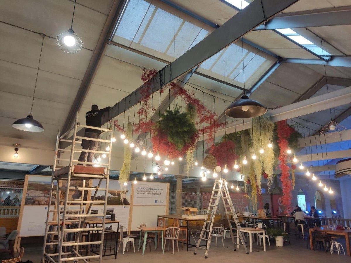 Instalación de la decoración de Navidad en el mercado Instalación de la decoración de Navidad en el mercado