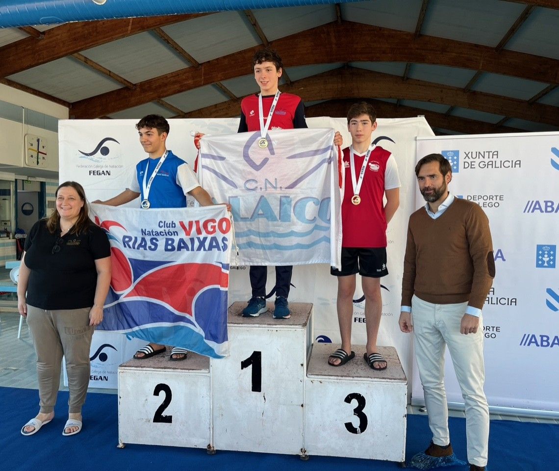 Un dos podios do Campionato Galego de Natación de Longa Distancia no CGTD