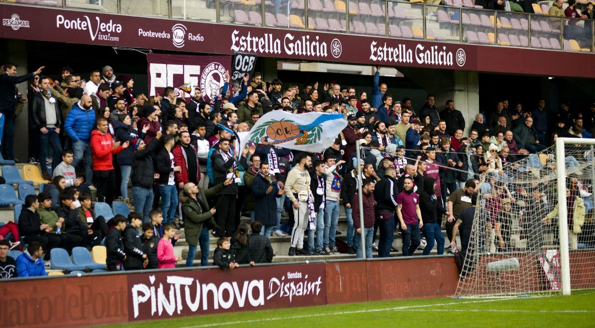Partido de Primera RFEF entre Pontevedra CF e Racing de Ferrol en Pasarón