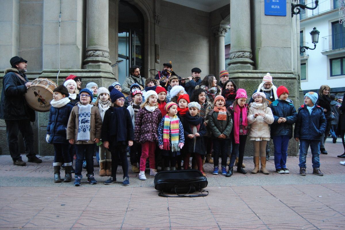 'Cantos de Reis' de Os Chichisos en la calle Oliva