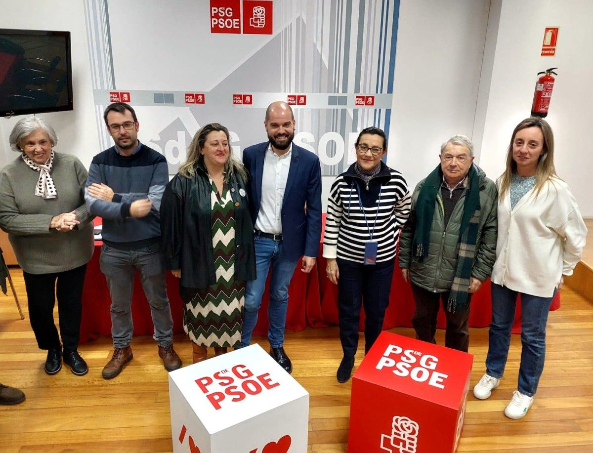 Integrantes de la Ejecutiva Municipal de la Agrupación Socialista de Pontevedra con Iván Puentes