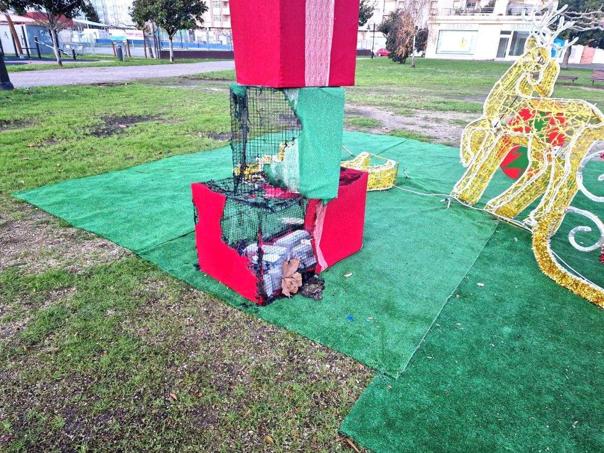 Destrozos en el rincón navideño del parque de O Espiñeiro 