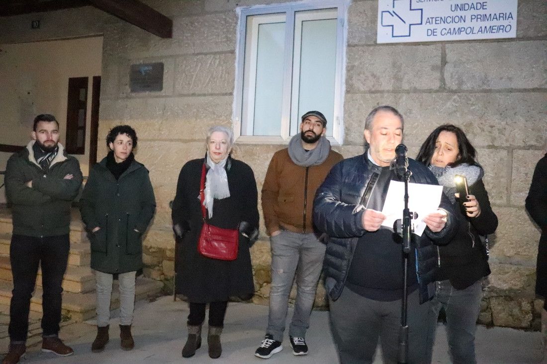 Carlos Costa, alcalde de Campo Lameiro, durante a concentración para reclamar un médico estable