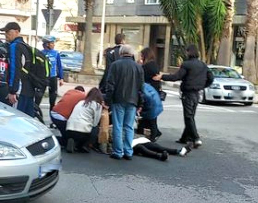 Viandantes tentan socorrer o ciclista despois de sufrir o impacto