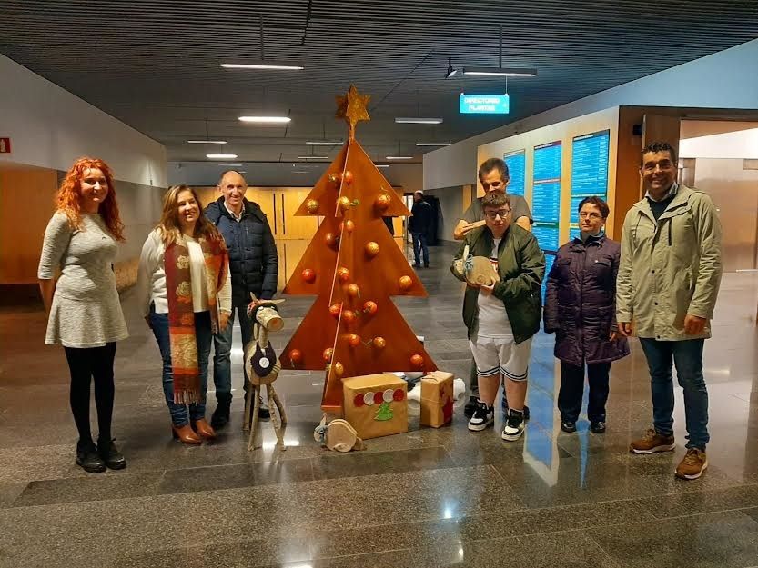 Instalación da decoración do Nadal no edificio administrativo da Xunta en Campolongo