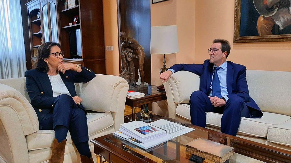 Maica Larriba e o presidente da Audiencia de Pontevedra, Francisco Menéndez