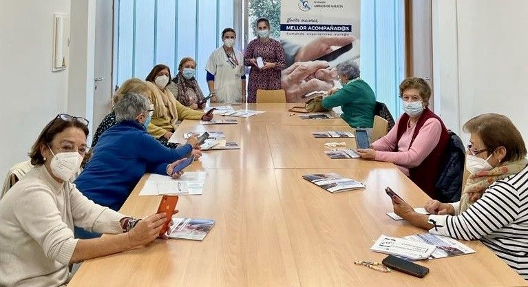 Participantes do obradoiro para aprender a usar a aplicación Sergas Móbil no centro de saúde Virxe Peregrina