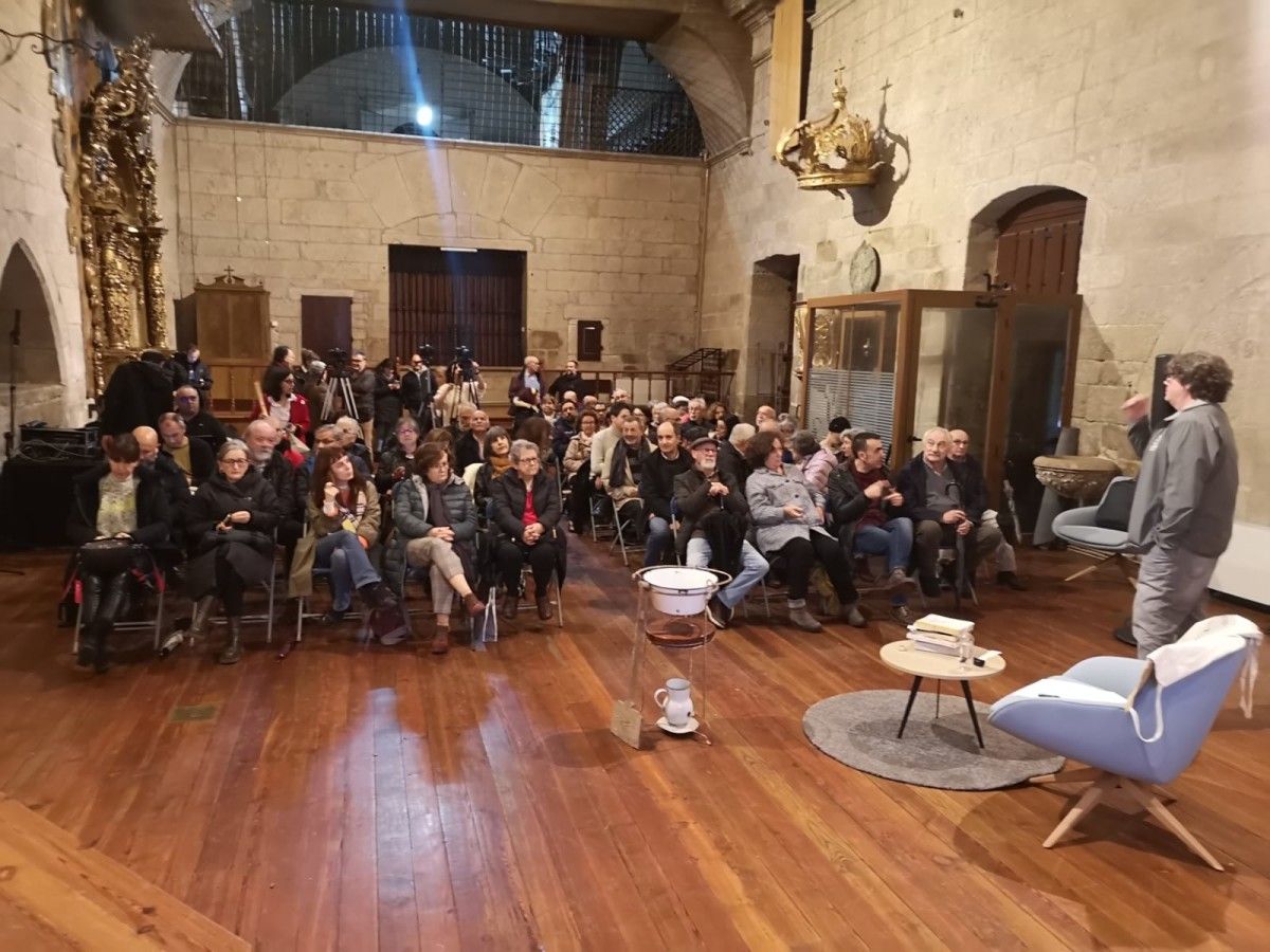 El arqueólogo Xurxo Ayán ofreció una charla en Santa Clara