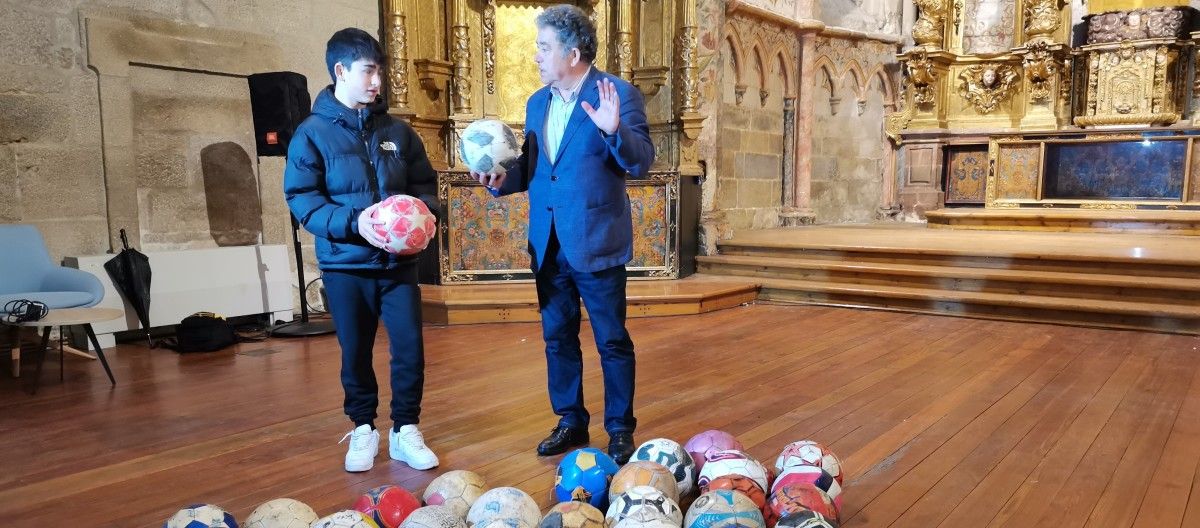 El alcalde Lores entrega a Nicolás Ferreira los dos balones que perdió en el convento de Santa Clara