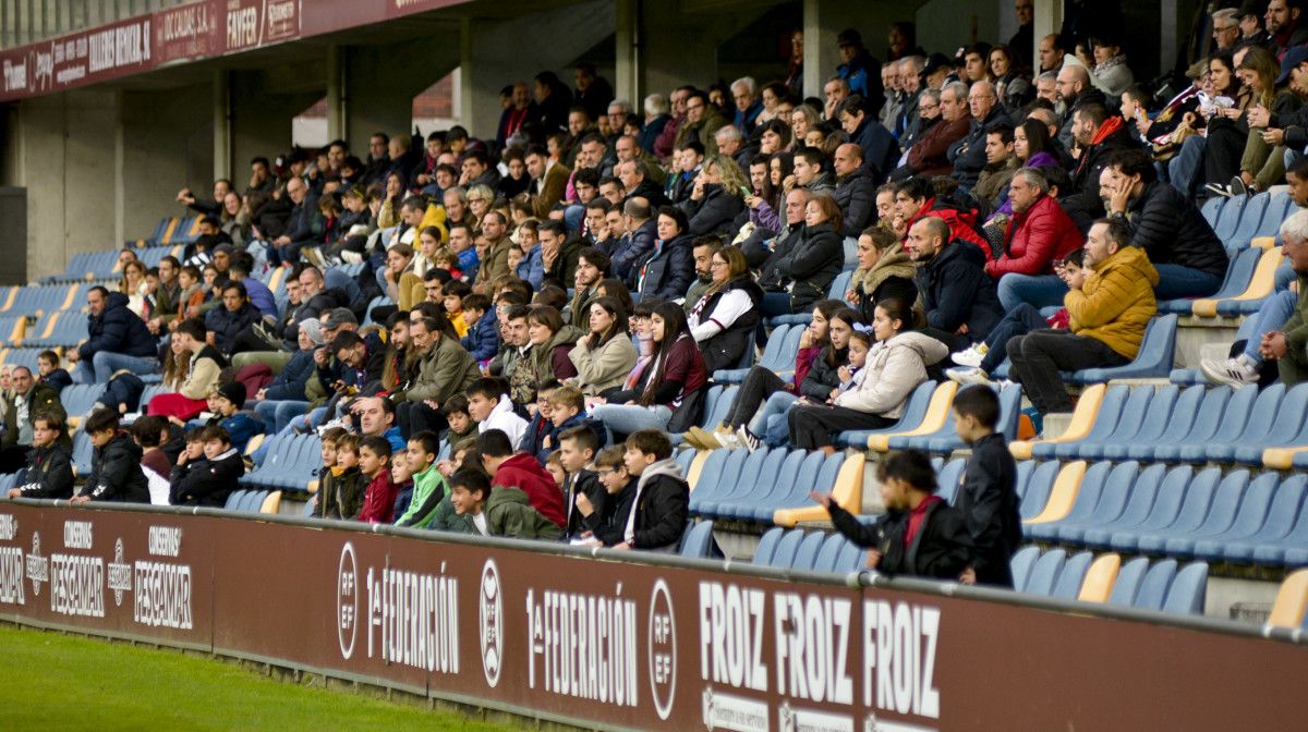 Bancada de Pasarón no partido de Primeira Federación entre o Pontevedra e o Rayo Majadahonda 