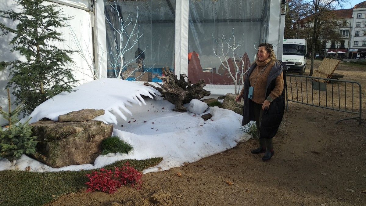 Yoya Blanco supervisa la instalación de las carpas de Ponte Xogos en la Alameda