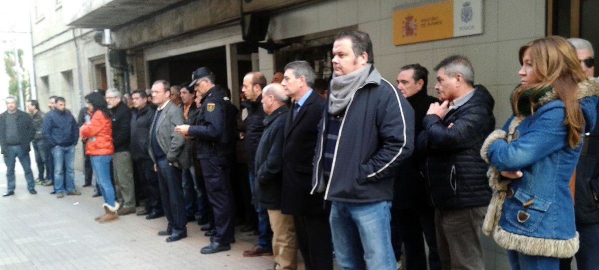 Concentración silenciosa de policías de Pontevedra a las puertas de la Comisaría