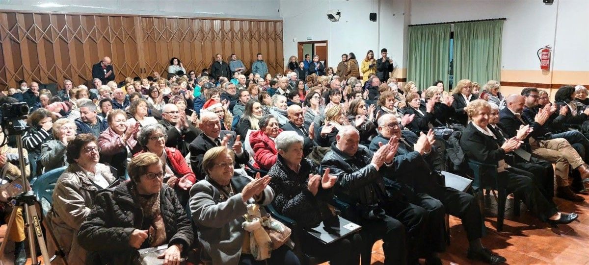 Asistentes ao festival "nadal, con parte de ti" celebrado en Poio