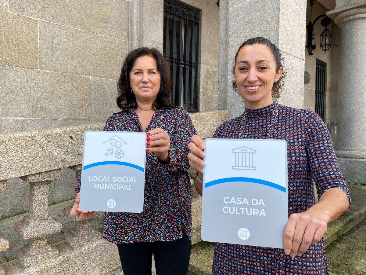 As concelleiras Cristina Acuña e Marián Sanmartín presentan os novos pictogramas do Concello de Marín