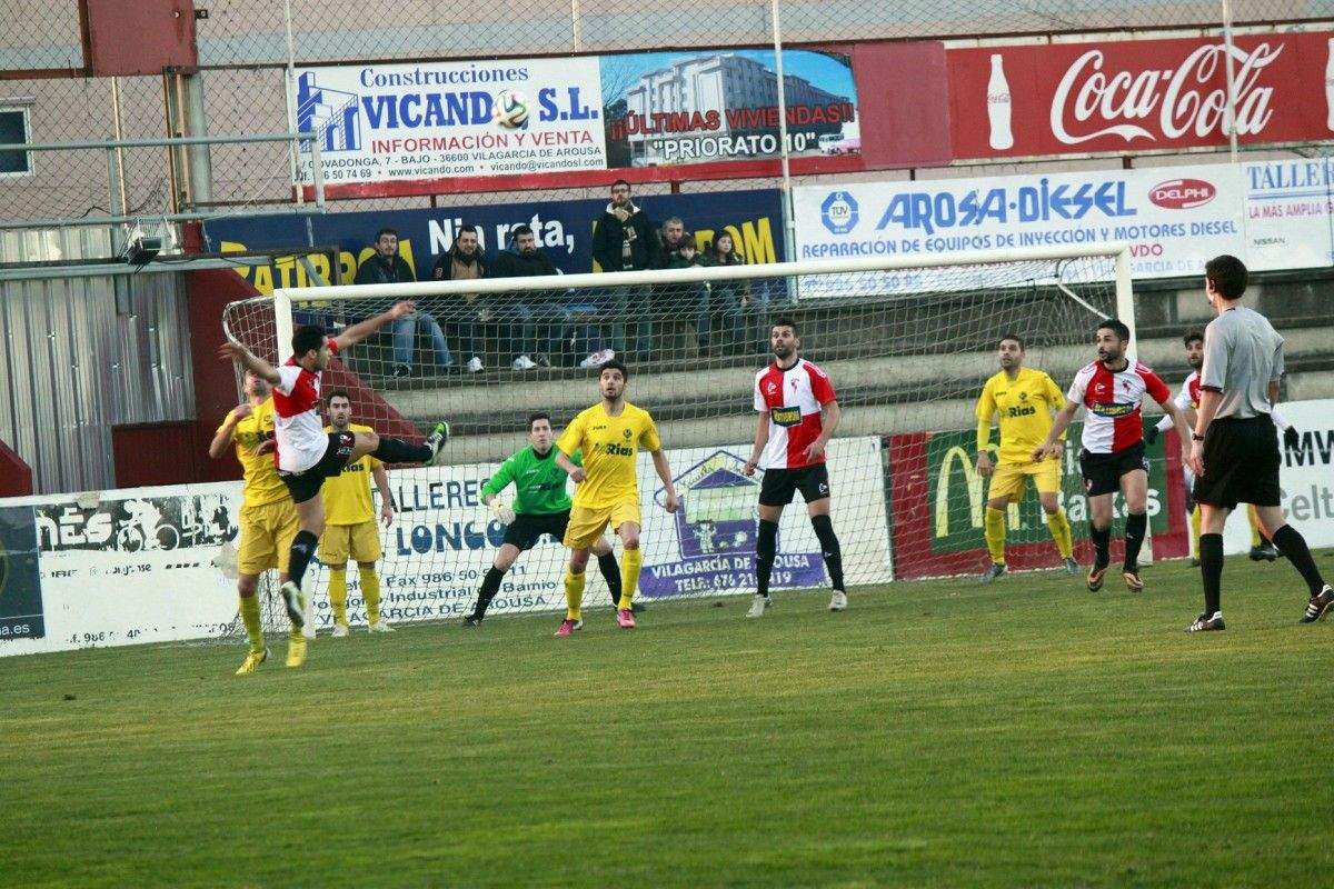 Partido entre Arosa y Xuventú Sanxenxo en A Lomba