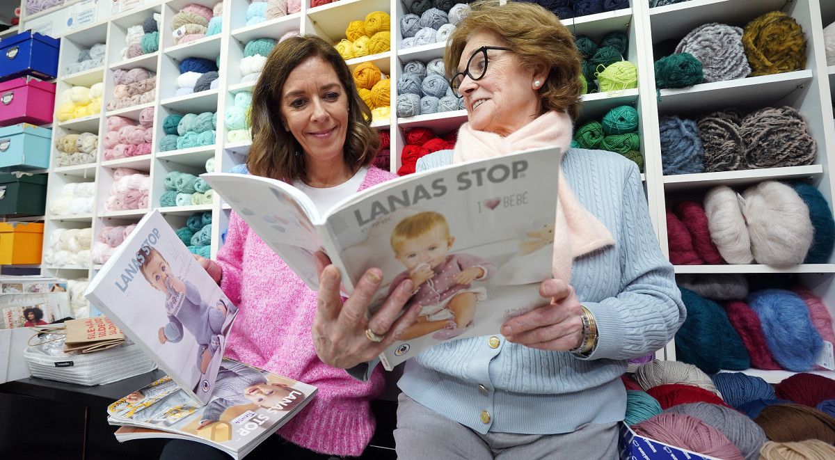 Mónica Pérez García e Loli García Tobío, no local de Lanas Teresa Tobío