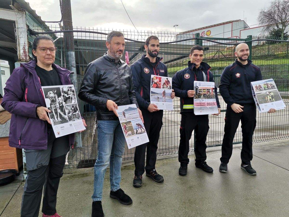 Presentación do calendario solidario do 2023 dos bombeiros e Os Palleiros