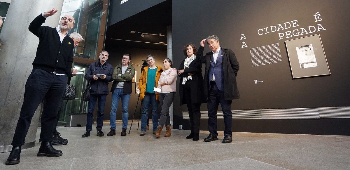 Exposición "A cidade é a pegada" en el Pazo da Cultura