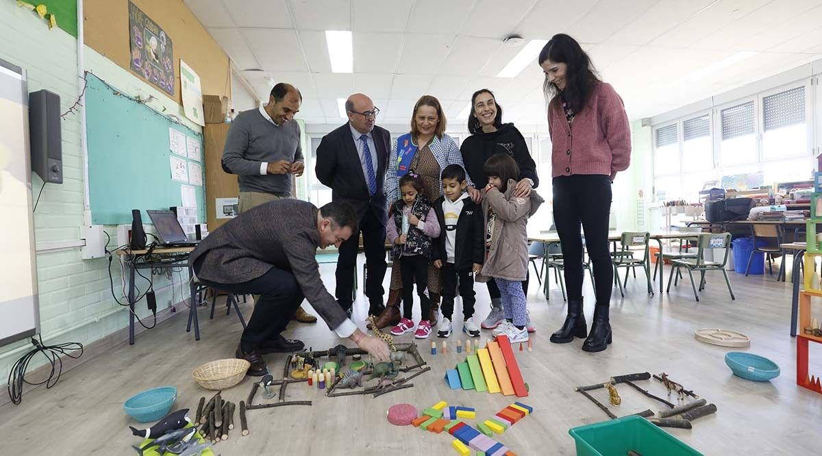 Visita de Román Rodríguez ao colexio de Viñas, en Poio