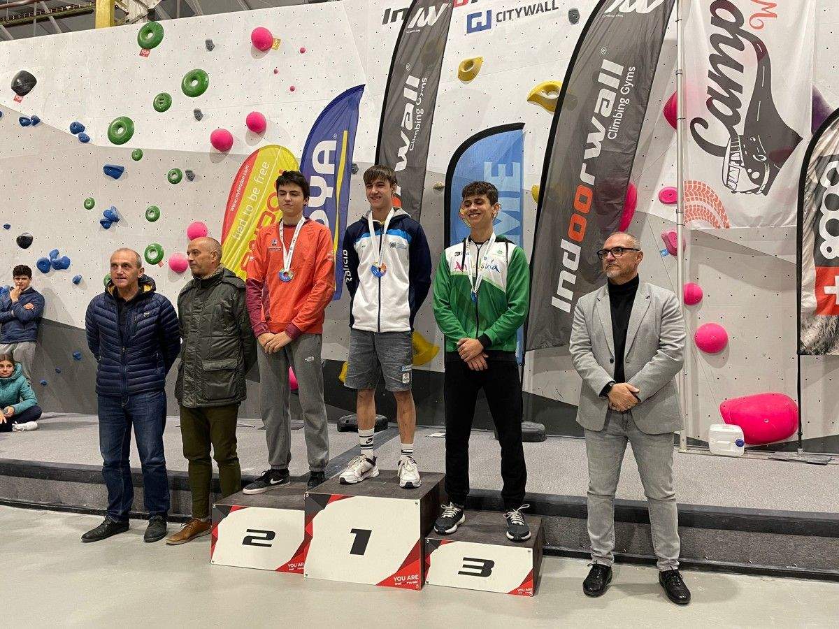 Xavi Carballo, no alto do podio do campionato de escalada celebrado na Coruña