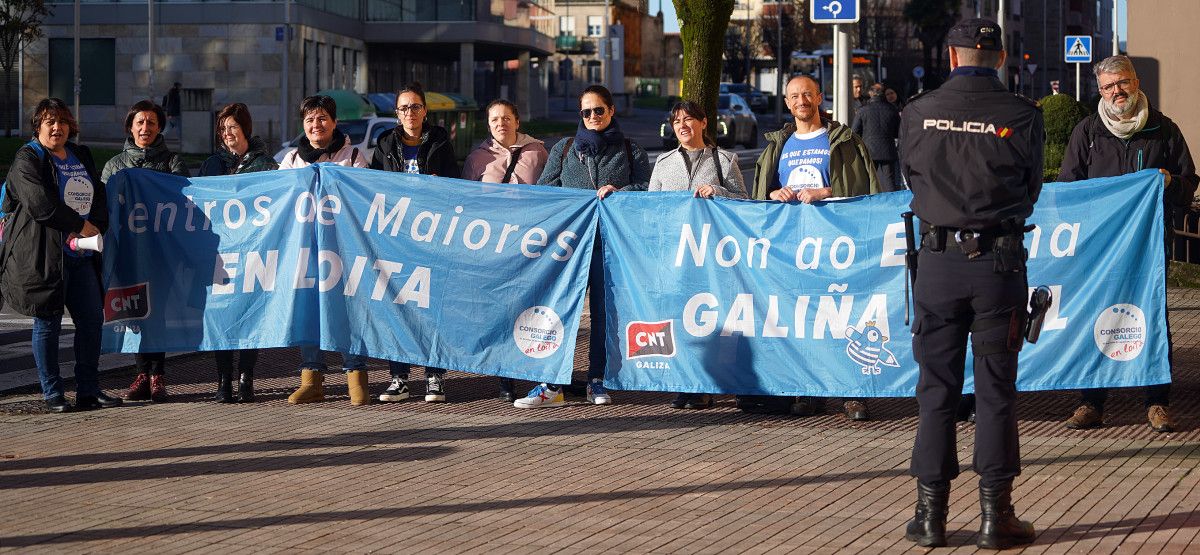 Protesta de traballadores do Consorcio Galego de Igualdade e Benestar en Campolongo