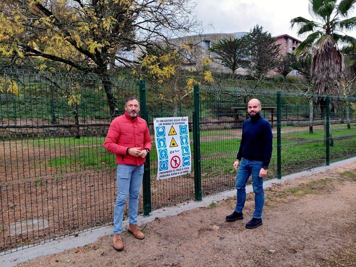 Os concelleiros Marcos Rey e Iván Puentes visitan o parque canino de Monte Porreiro