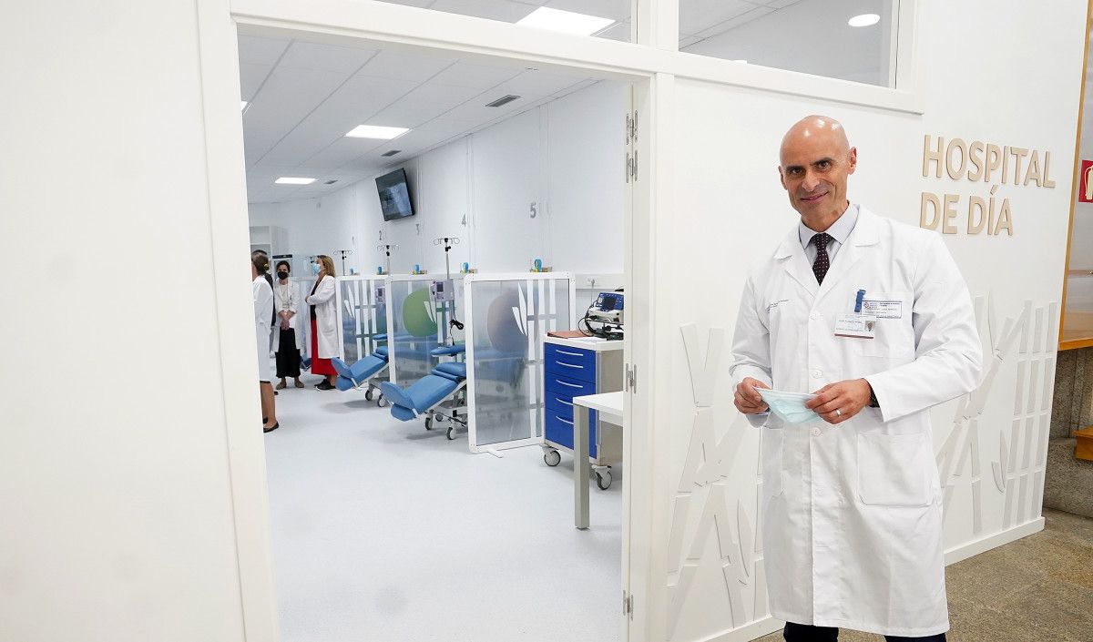 José Flores, gerente del área sanitaria, en la entrada al nuevo Hospital de Día en el vestíbulo de consultas externas del Provincial