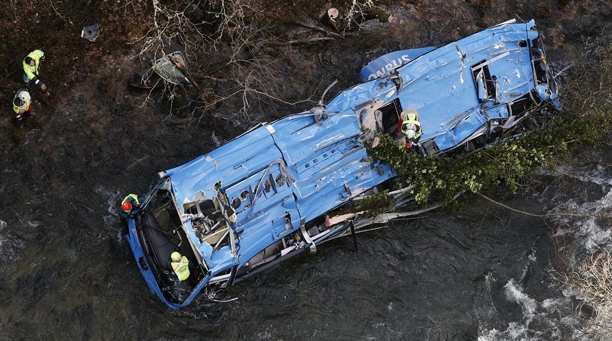 Autobús accidentado en Cerdedo Autobús accidentado en Cerdedo