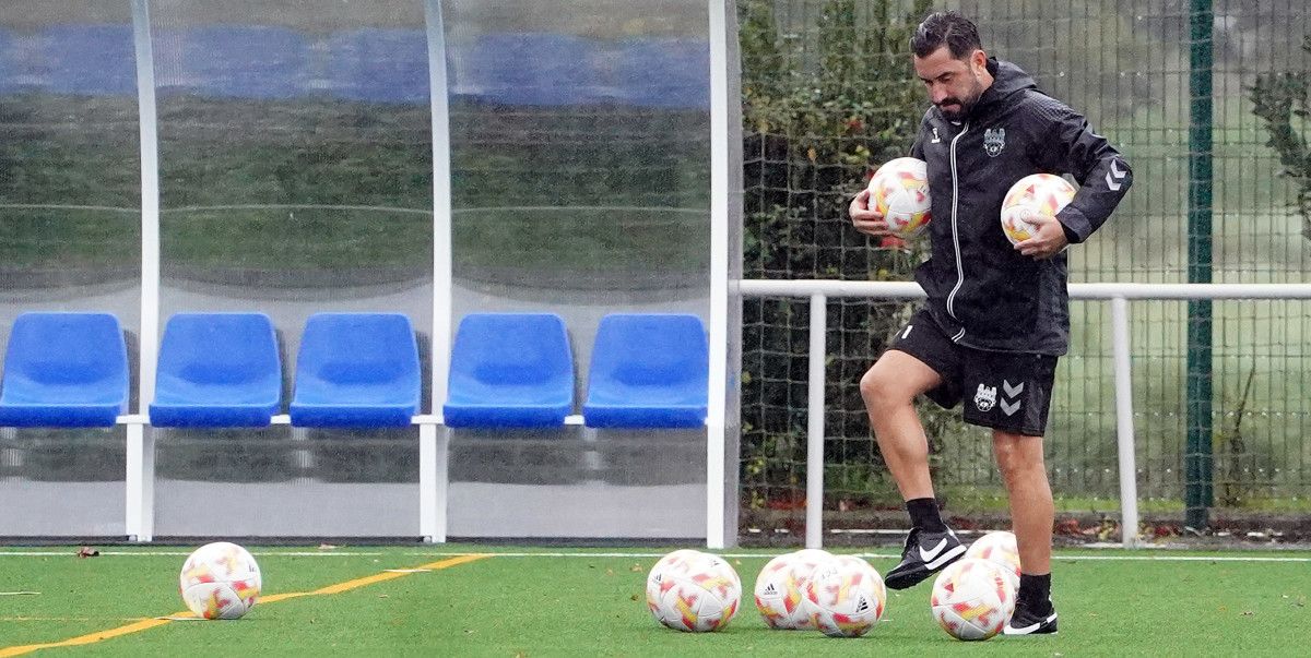 Antonio Fernández, nun adestramento do Pontevedra na Xunqueira