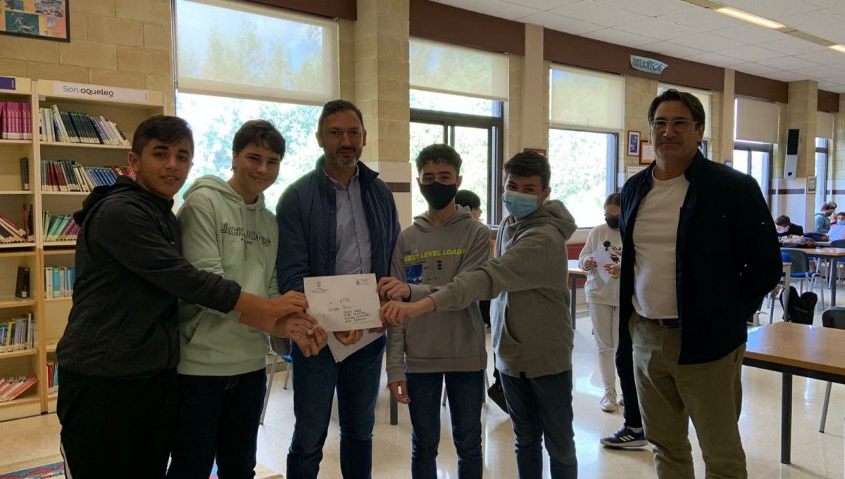 El concejal Marcos Rey junto a alumnos del IES Luis Seoane