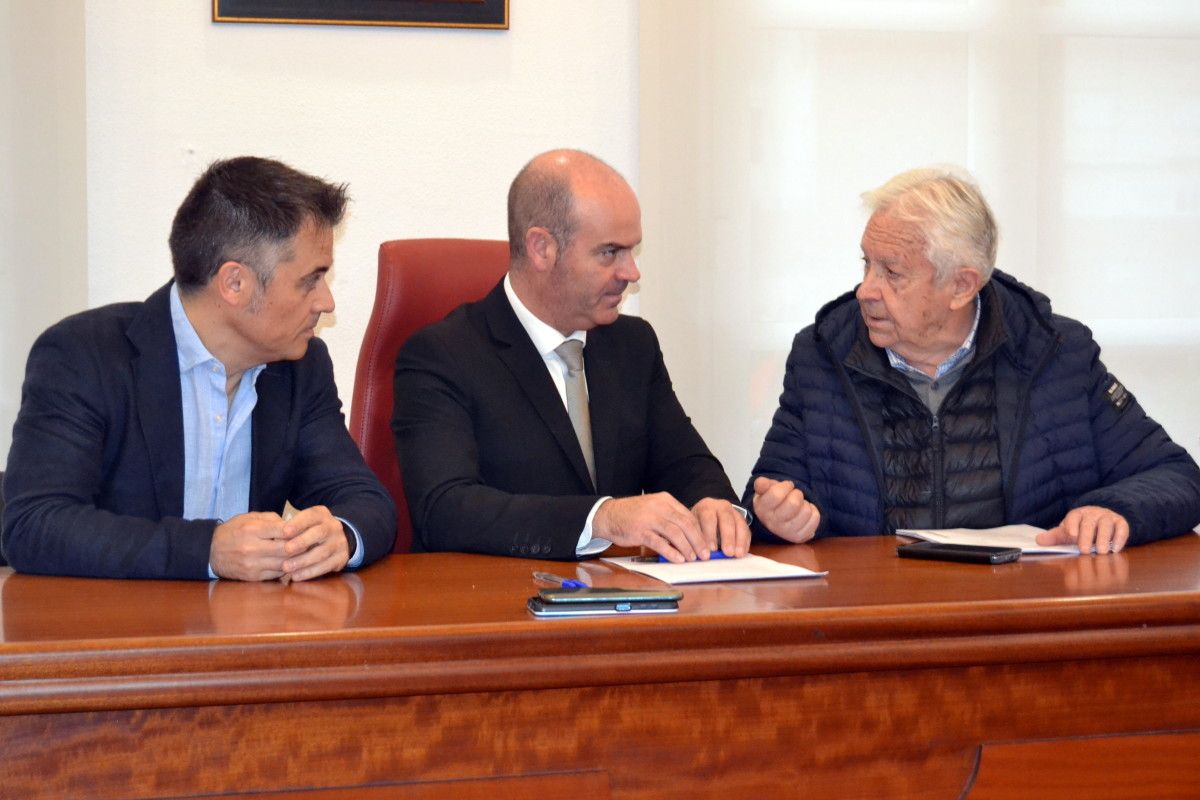 Félix Juncal, alcalde de Bueu, durante el acto de firma del convenio urbanístico