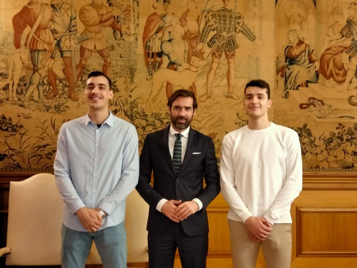 El diputado Gorka Gómez con los taekwondistas Iván García y Sergio Trotiño