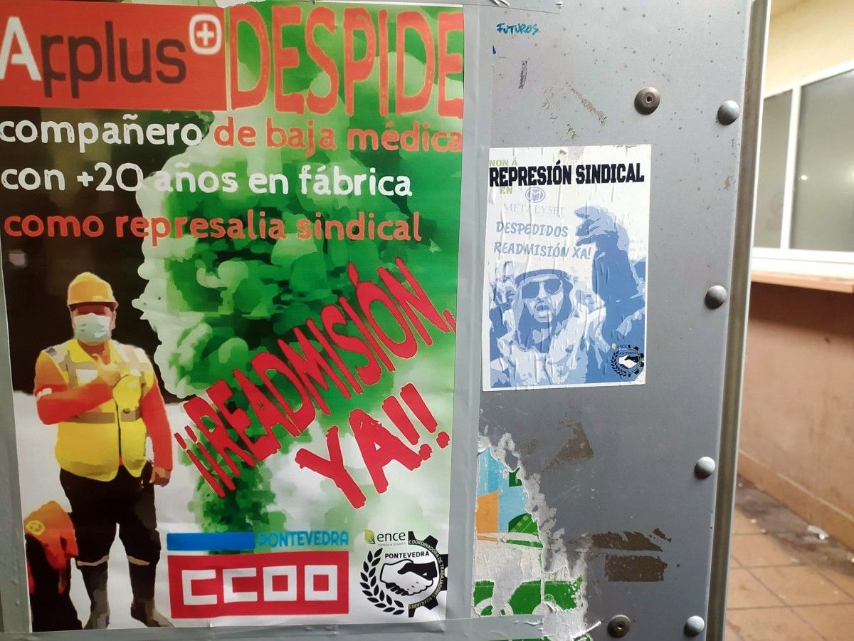 Carteis demandando a readmisión de Jacky Tupai en APPLUS+, auxiliar de Ence