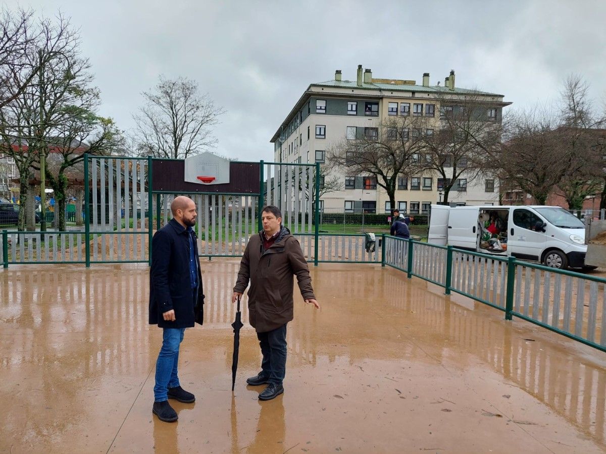 Remata a instalación da nova pista polideportiva do parque da Praza de Europa