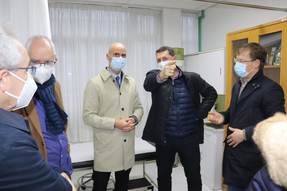 Visita de Xosé Flores al centro de salud de A Lama