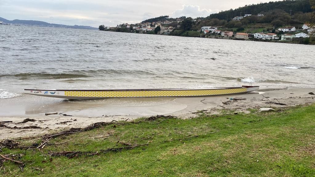 Integrantes de la EP Ciudad de Pontevedra recuperan en la playa de Laño el dragon boat lanzado al Lérez en As Corvaceiras