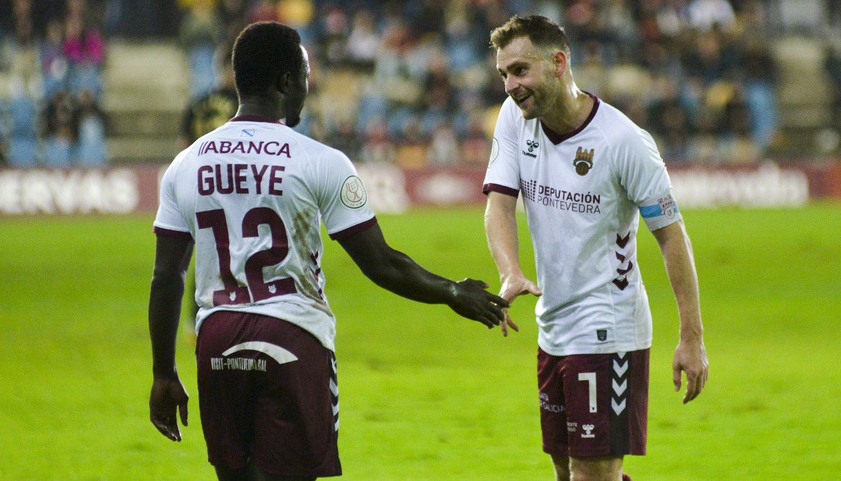 Guèye y Álex González, en el partido entre Pontevedra CF y CD Tenerife en Pasarón de la segunda ronda de la Copa del Rey