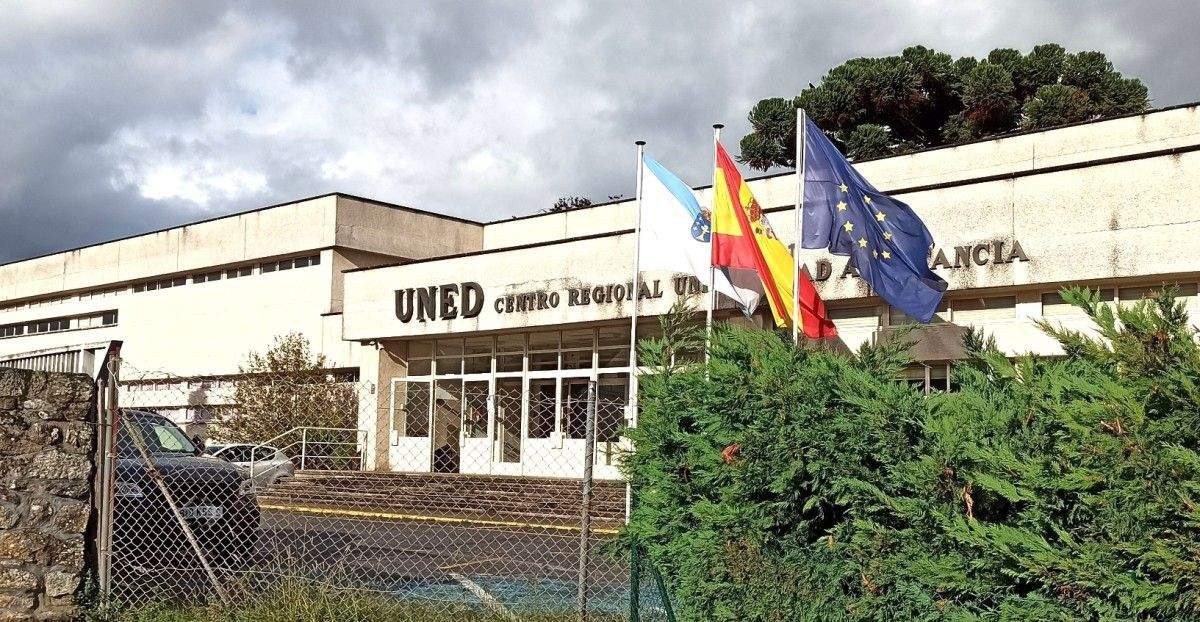 Entrada a la UNED de Pontevedra