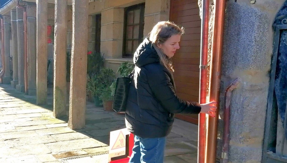 La concejala Marga Caldas supervisa los trabajos en Combarro