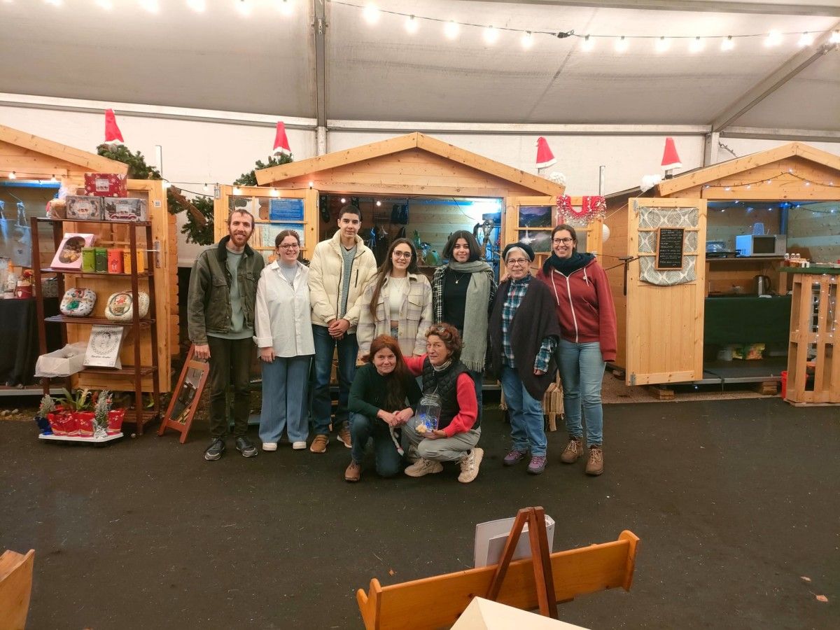 Artesanos participantes en el 'Mercadiño de Nadal' de Vilaboa