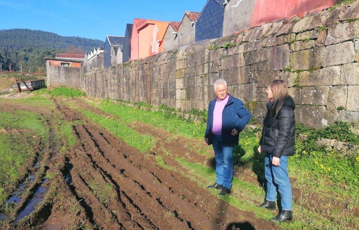 Luciano Sobral e Marga Caldas visitan a parcela que servirá para ampliar o cemiterio de San Xoán