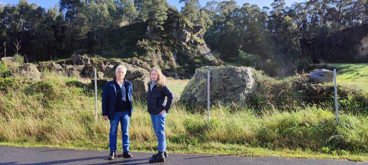 Luciano Sobral y Marga Caldas, en la parcela en la que se construirá el nuevo centro de salud de Poio